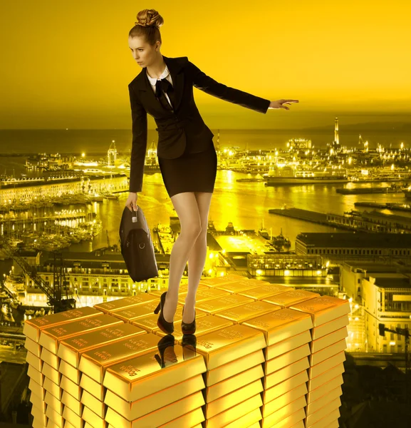 Worried business woman on gold tower and town — Stock Photo, Image