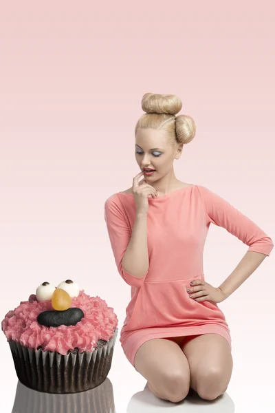 Retrato engraçado de mulher com grande cupcake — Fotografia de Stock