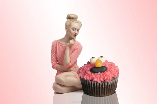 Femme blonde avec des cupcakes — Photo