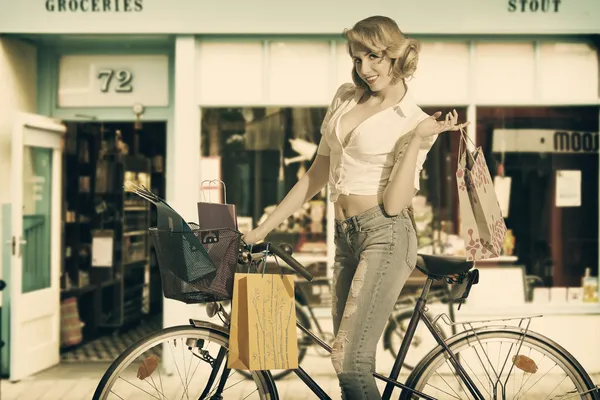 Mujer sexy con bolsas de compras en color vintage — Foto de Stock