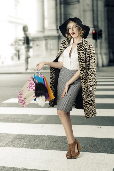 Mujer llamativa en el tiempo de compras —  Fotos de Stock