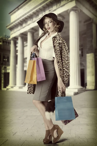 Sexy kitsch ragazza con shopping bag vintage — Foto Stock