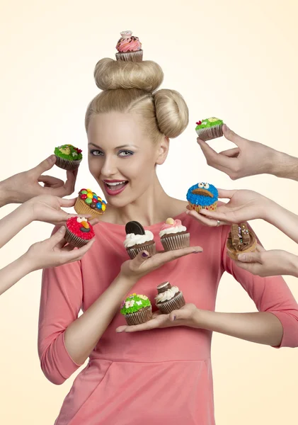 Meisje met cupcake op het hoofd — Stockfoto