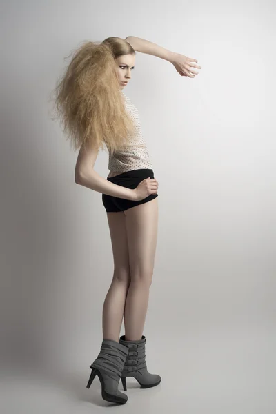 Modelo de moda com estilo de cabelo criativo — Fotografia de Stock