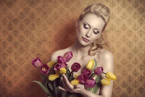 Blonde prenant bouquet coloré vintage — Photo