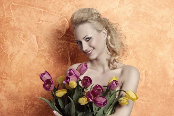 Rengarenk çiçeklerle gülümseyen kız — Stok fotoğraf