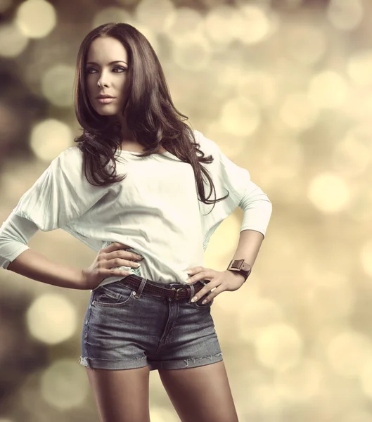 Casual girl in fashion pose bokeh background — Stock Photo, Image
