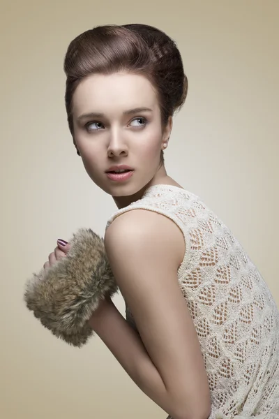 Menina da moda com estilo de cabelo criativo — Fotografia de Stock