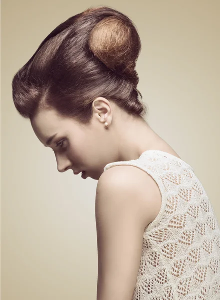 패션 머리 스타일으로 여자의 초상화 — 스톡 사진