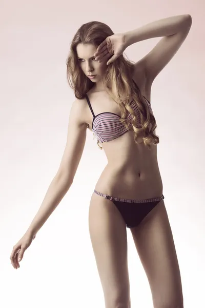 Sensual chica joven con bikini — Foto de Stock