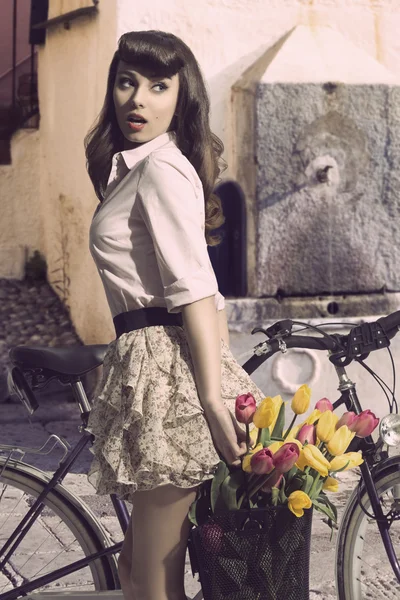 Menina vintage bonita perto de bicicleta — Fotografia de Stock