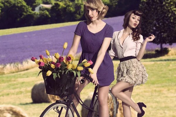 Сексуальные винтажные девушки с велосипедом — стоковое фото