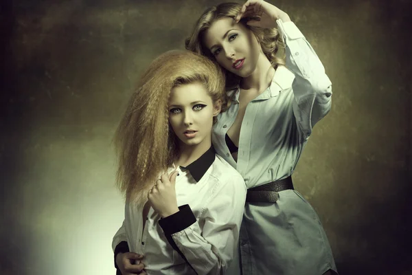 Пара модных блондинок — стоковое фото