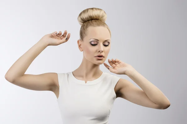 Fashion portrait of blond girl — Stock Photo, Image