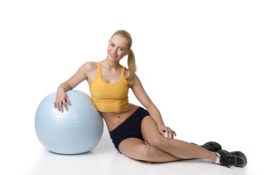 içinde fitness oturan sarışın kadın