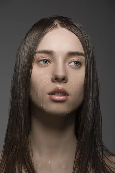 Красота портрет мокрой девушки — стоковое фото