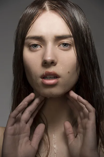 Schone vrouw met natte huid — Stockfoto