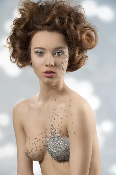 Donna nuda con decorazioni lucide — Foto Stock