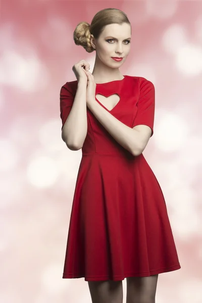 Mooie vrouw met romantische jurk — Stockfoto