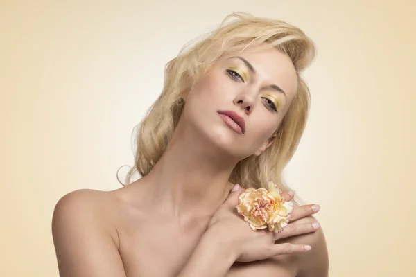 Femme blonde sensuelle avec fleur — Photo