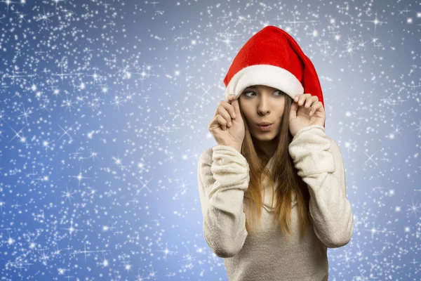 Bedårande flicka med jultomten hatt — Stockfoto