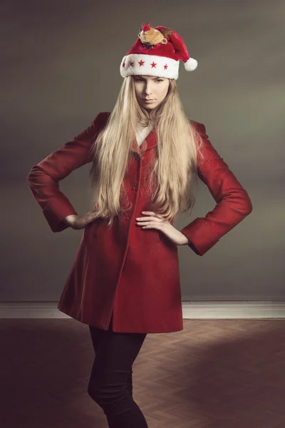 Дівчина з модним різдвяним стилем — стокове фото