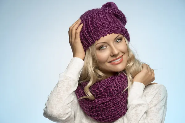 Unga vackra blonda bär scarf och vintern hatt — Stockfoto