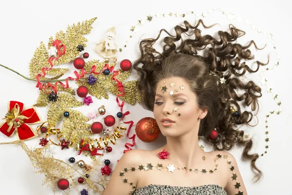 크리스마스 겨울 초상화에 곱슬 소녀 — 스톡 사진