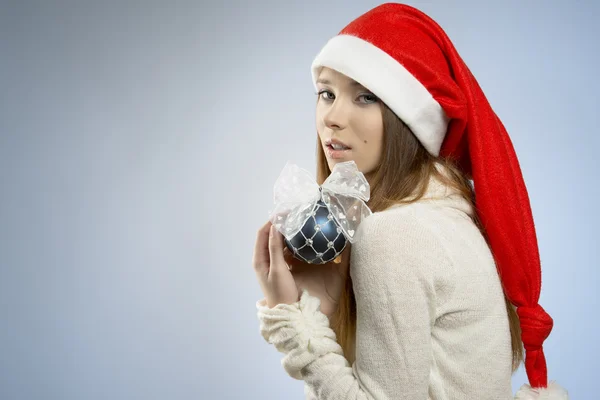 Entzückende Frau mit Weihnachtsdekoration — Stockfoto