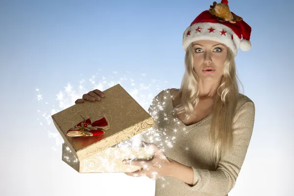 Удивленная женщина с рождественской коробкой — стоковое фото