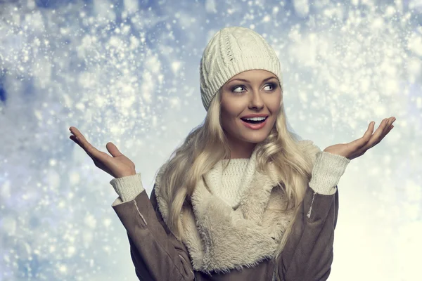 Retrato feliz invierno mujer —  Fotos de Stock