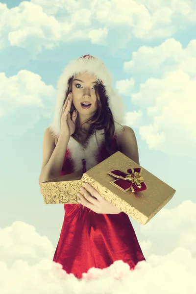 Natale pin-up ragazza con confezione regalo — Foto Stock