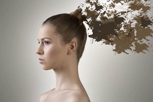 Menina com cabelo derretendo em tinta — Fotografia de Stock