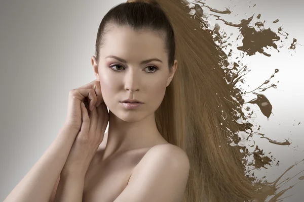 Närbild porträtt av flicka med konstnärliga hairen-style — Stockfoto