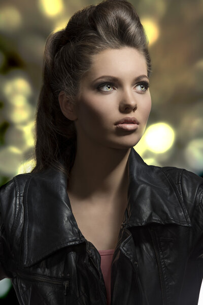 чувственная дама с темным стилем
