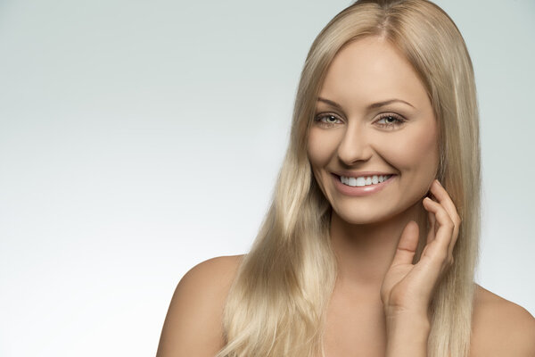 улыбающаяся девушка на съемках красоты
