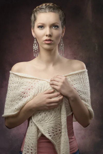 Mujer elegante con estilo de pelo creativo — Foto de Stock