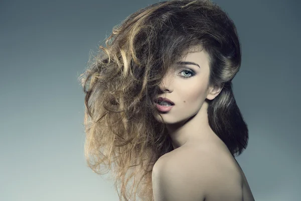 Mujer con el pelo tupido — Foto de Stock