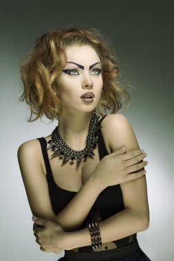 karanlık moda bayan