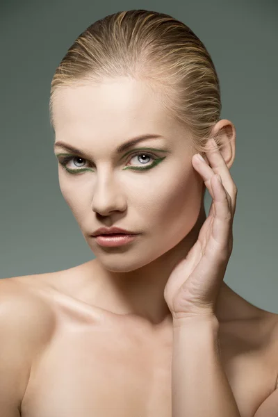 Mooi meisje met groene make-up — Stockfoto