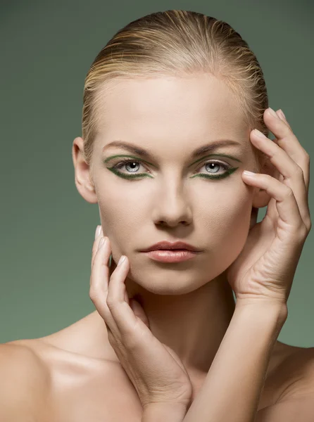 Encantadora menina de beleza com maquiagem verde — Fotografia de Stock