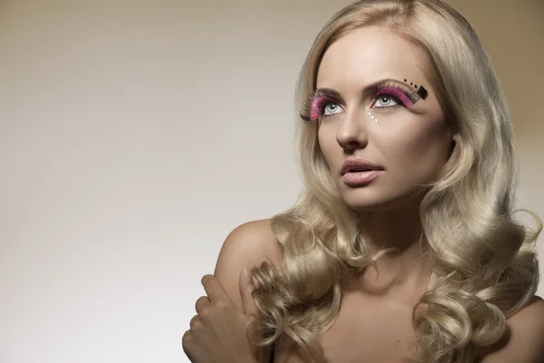 Blondýnka s kreativní make-up — Stock fotografie