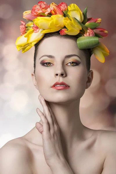 Mädchen mit Frühlingsblumenkranz — Stockfoto