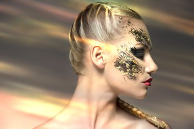 garip Makyajlı kadın profili