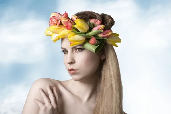 Mulher sensual com olhar de primavera floral — Fotografia de Stock