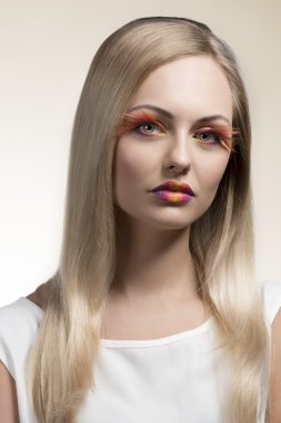 yaratıcı makyajlı kız 