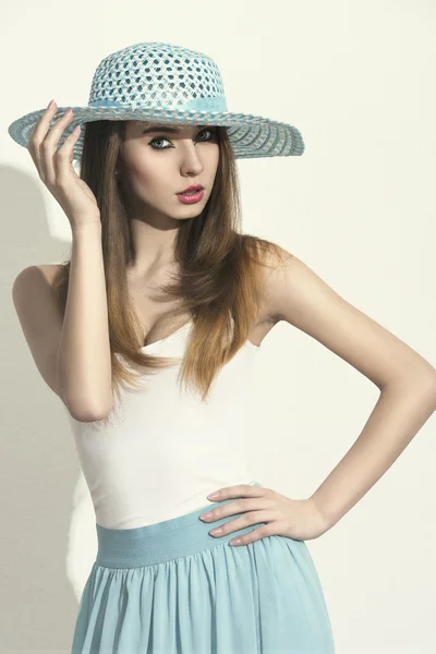 Sexy printemps femme avec chapeau — Photo