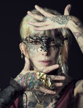 Bayan dövme onface maskesi ile karanlıkta