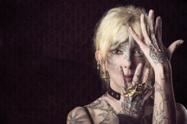 Bayan dövme onface maskesi ile karanlıkta