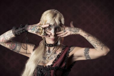 dövmeli kız karnaval 